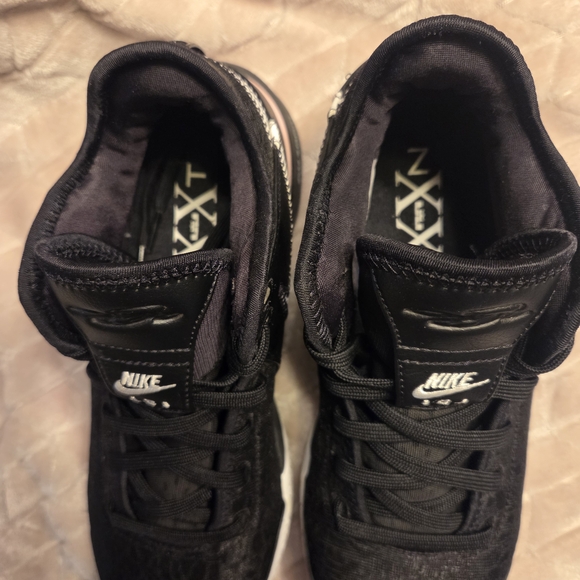 Nike Black and White Athletic Shoes - Picture 2 of 7